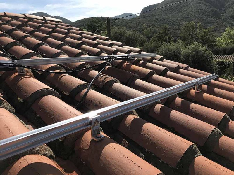 Installation rails de montage pour panneaux solaires 