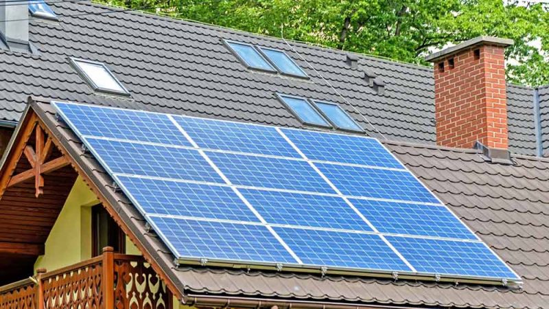 panneaux photovoltaïques installés sur toiture maison 